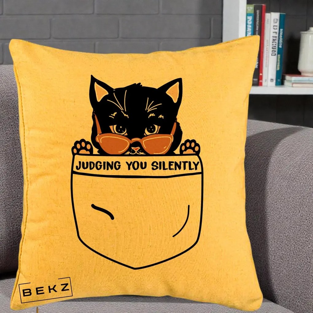 Perna Decorativa Judging You Silently Pisica Buzunar, 40x40 cm, Galben, Husa Detasabila, Perna Inclusa, BEKZ®