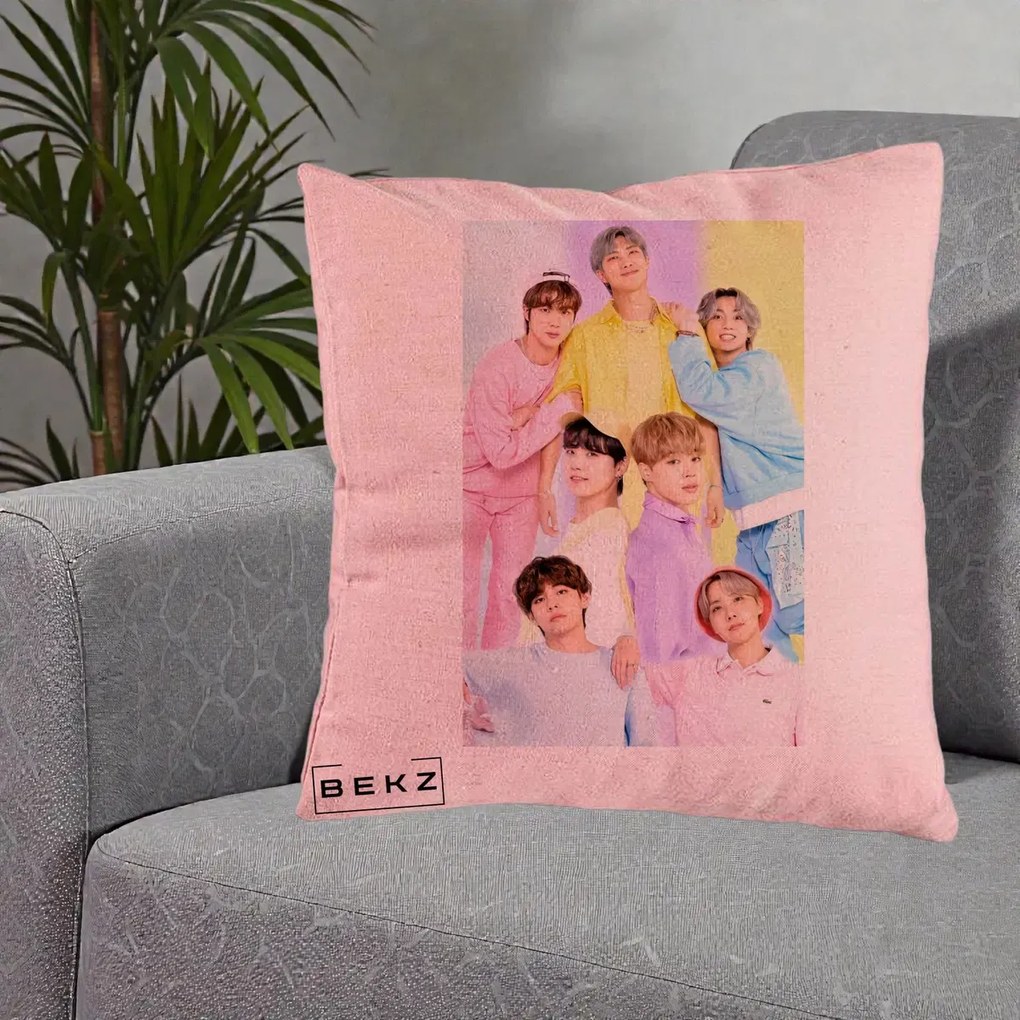 Perna Personalizata K-pop BTS Foto Grup Pastel Colorat cu 7 Membrii, 40x40 cm, Roz, Husa Detasabila, Perna Inclusa, BEKZ®