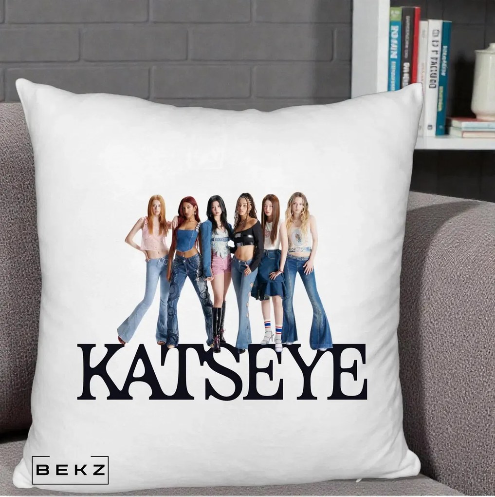 Perna Personalizata K-pop KATSEYE Foto Grup Blugi, 40x40 cm, Alb Pufos, Husa Detasabila, Perna Inclusa, BEKZ®