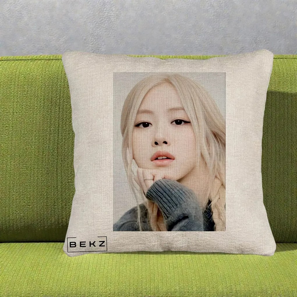 Perna Personalizata K-pop BLACKPINK Rose cu Jucarie de Plus, 40x40 cm, Bej Canapea, Husa Detasabila, Perna Inclusa, BEKZ®