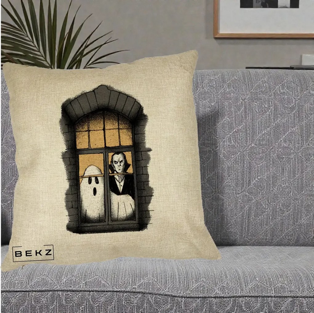 Perna Decorativa Halloween Fantoma si Dracula la Fereastra, 40x40 cm, Crem, Husa Detasabila, Perna Inclusa, BEKZ®