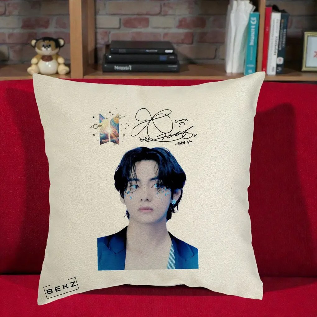 Perna Personalizata K-pop BTS V Taehyung Portret cu Autograf, 40x40 cm, Ecru, Husa Detasabila, Perna Inclusa, BEKZ®