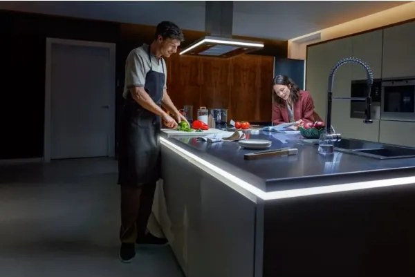 Philips Hue OMNIGLOW - bandă LED RGBW reglabilă, 5 m, 60 W, 230 V, 2200–6500 K