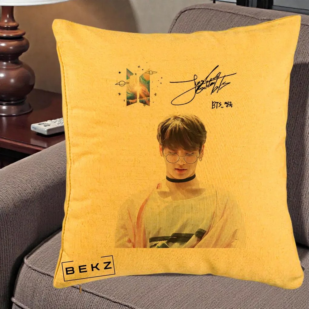 Perna Personalizata K-pop BTS Jungkook Portret cu Ochelari Autograf, 40x40 cm, Galben, Husa Detasabila, Perna Inclusa, BEKZ®