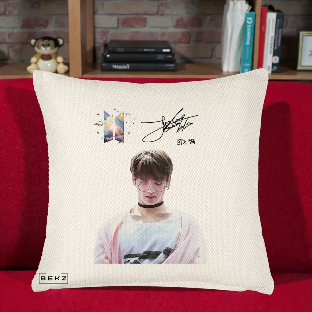 Perna Personalizata K-pop BTS Jungkook Portret cu Ochelari Autograf, 40x40 cm, Crem Reliefat, Husa Detasabila, Perna Inclusa, BEKZ®
