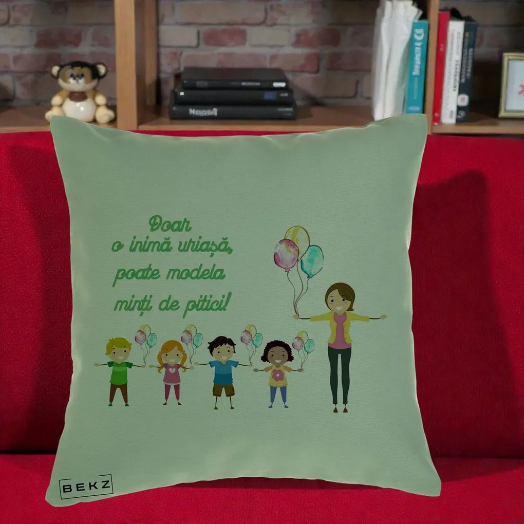Cadou pentru Educatoare - Perna Personalizata Doar o Inima Uriasa poate Modela Minti de Pitici cu Educatoare si Baloane, 40x40 cm, Verde, Husa Detasabila, Perna Inclusa, BEKZ®
