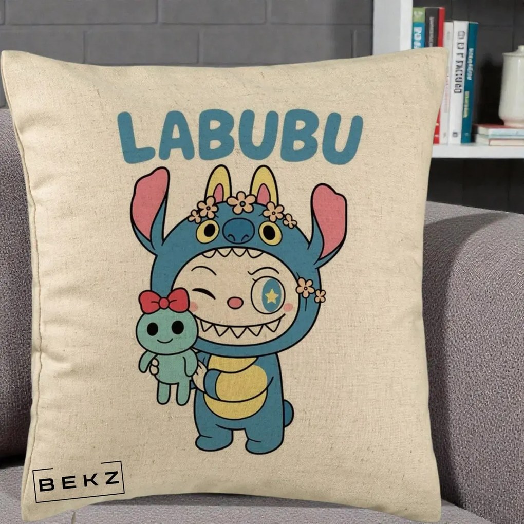 Perna Personalizata Labubu x Stitch cu Flori, 40x40 cm, Bej, Husa Detasabila, Perna Inclusa, BEKZ®