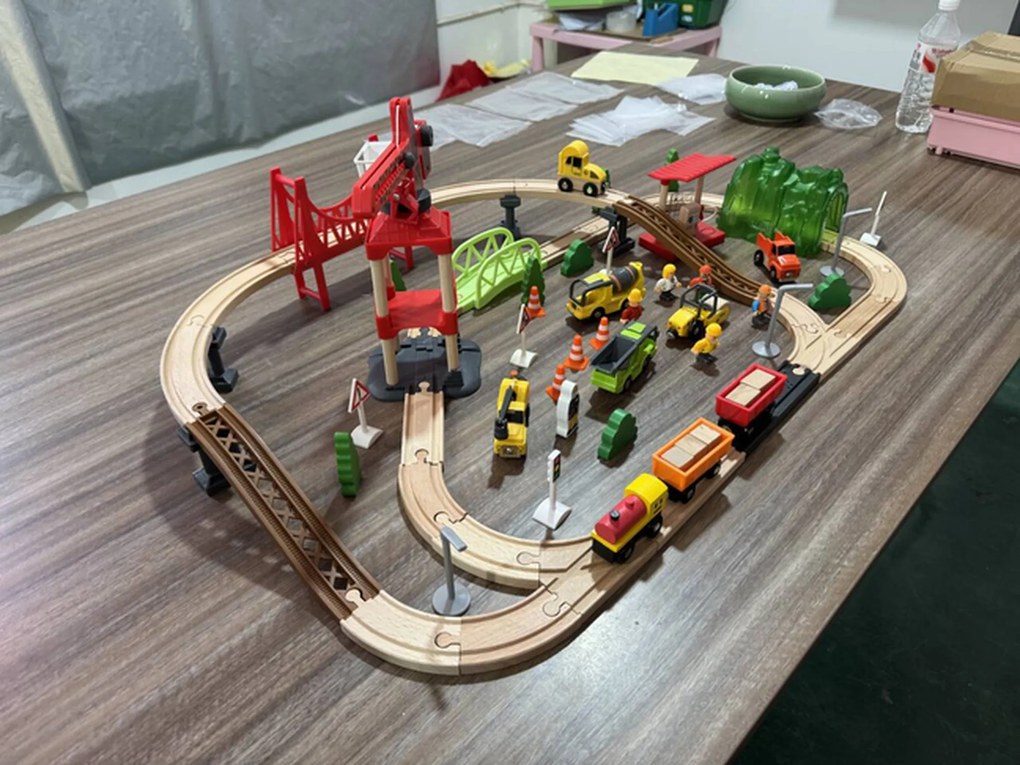 AIYAPLAY Trenuleț din lemn pentru copii 3+ ani, 91 piese, cu macara, șine, vehicule și figurine, multicolor | Aosom Romania