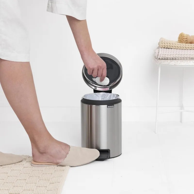 Cos de gunoi cu pedala Brabantia NewIcon 649003, 3 L, Inchidere usoara, Baza antiderapanta, Rezistent la amprente, Inox Mat