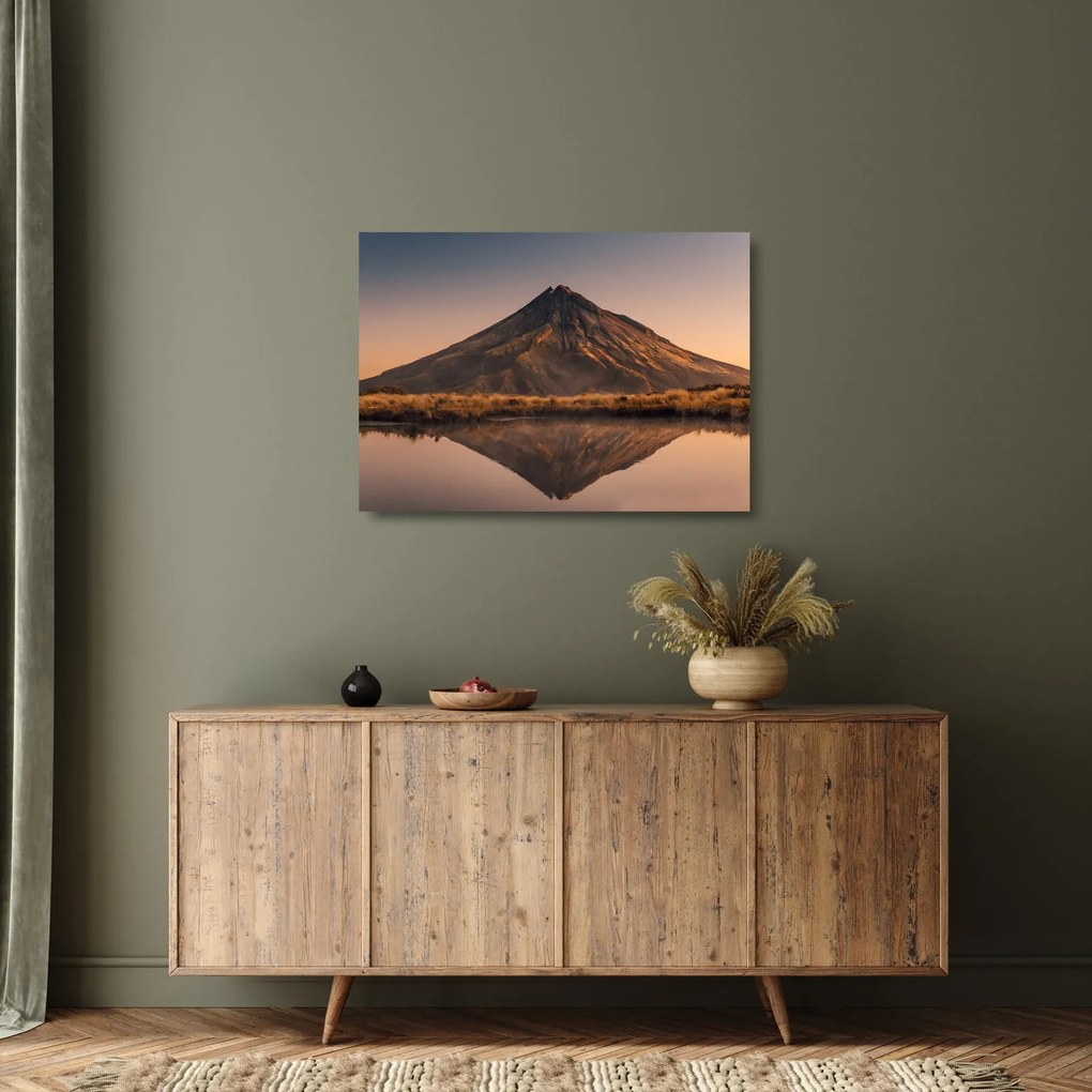Tablou pe sticlă oglindirea muntelui Taranaki, Noua Zeelanda (70x50 cm)