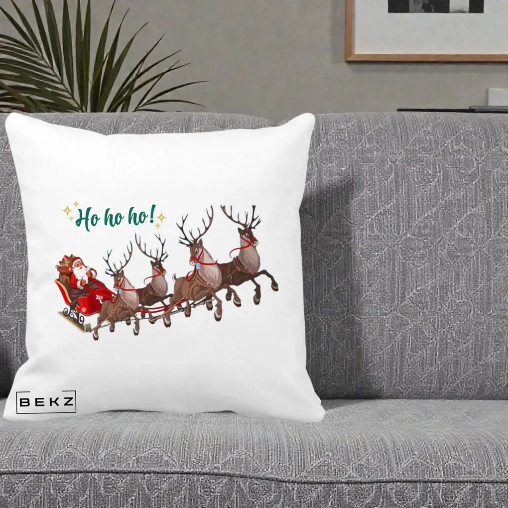 Perna Decorativa Ho Ho Ho Mos Craciun cu Sanie si Reni, 40x40 cm, Alba Mata, Husa Detasabila, Perna Inclusa, BEKZ®