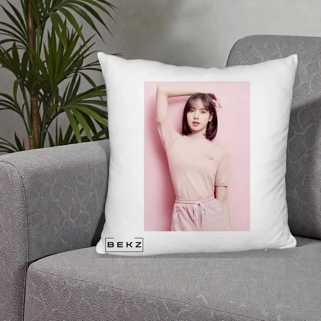 Perna Personalizata K-pop BLACKPINK Lisa Roz, 40x40 cm, Alb Pufos, Husa Detasabila, Perna Inclusa, BEKZ®