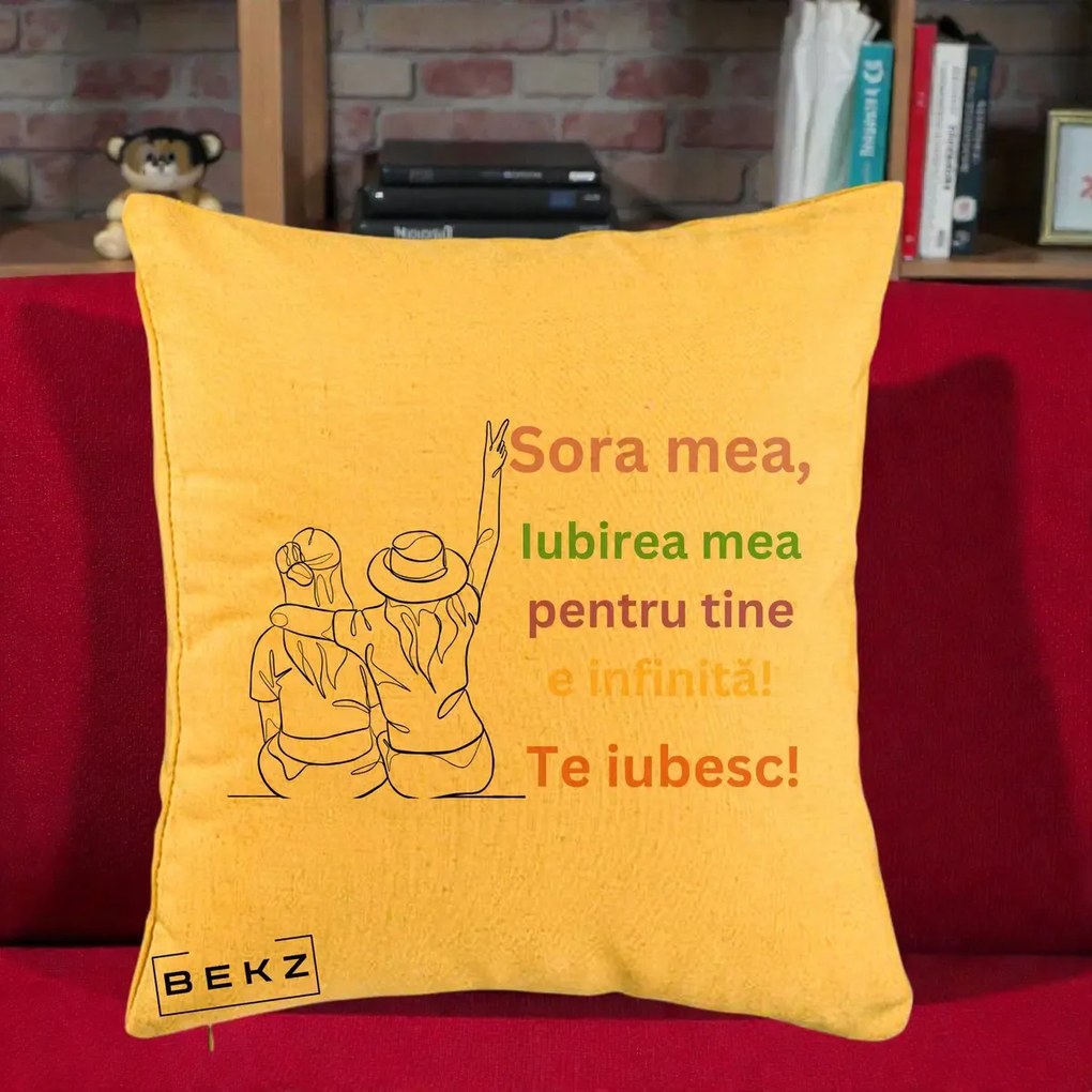 Cadou pentru Sora - Perna Personalizata Sora Mea Te Iubesc Doua Fete cu Palarie si Umbrela, 40x40 cm, Galben, Husa Detasabila, Perna Inclusa, BEKZ®
