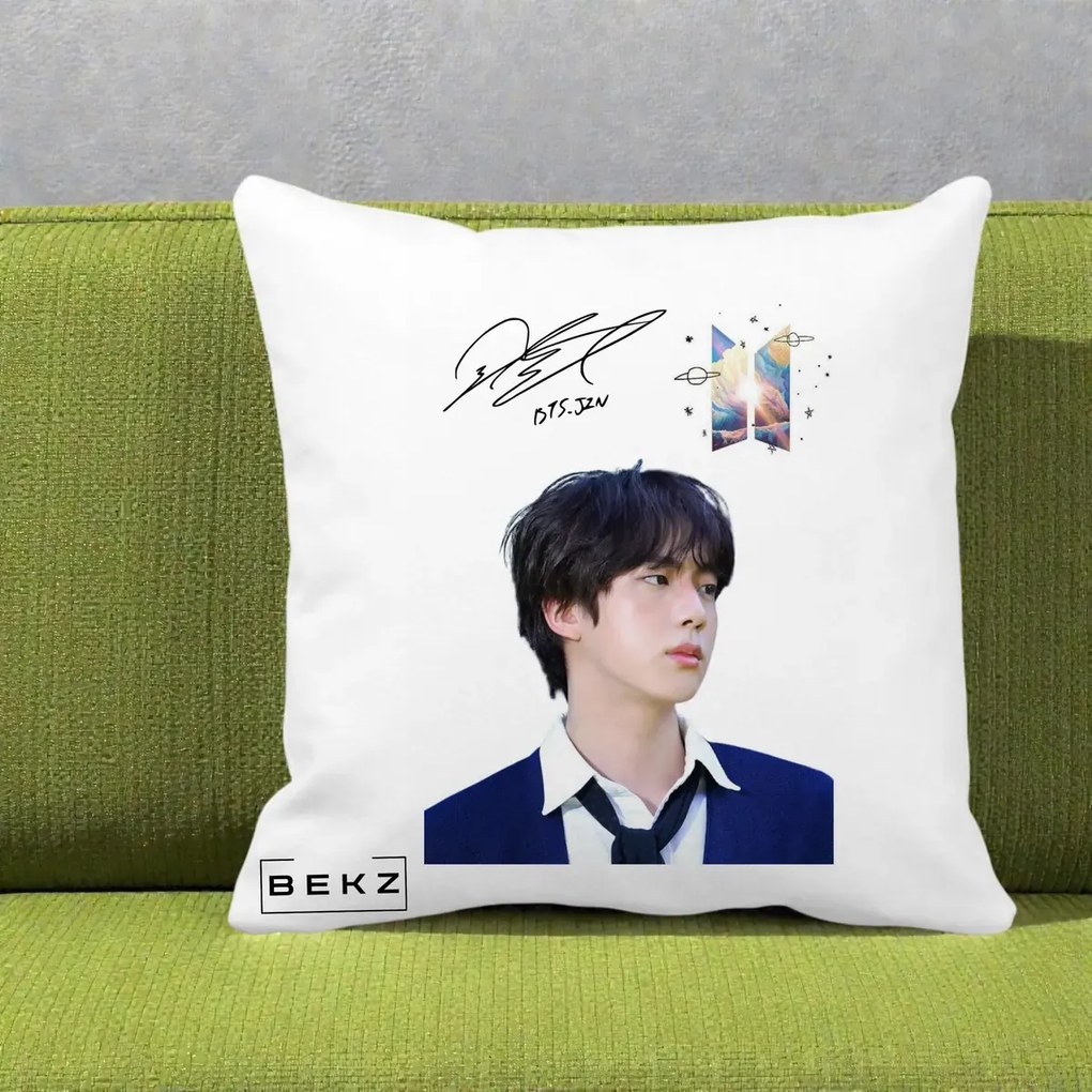 Perna Personalizata K-pop BTS Jin Portret Tinuta Albastra Autograf, 40x40 cm, Alba Mata, Husa Detasabila, Perna Inclusa, BEKZ®