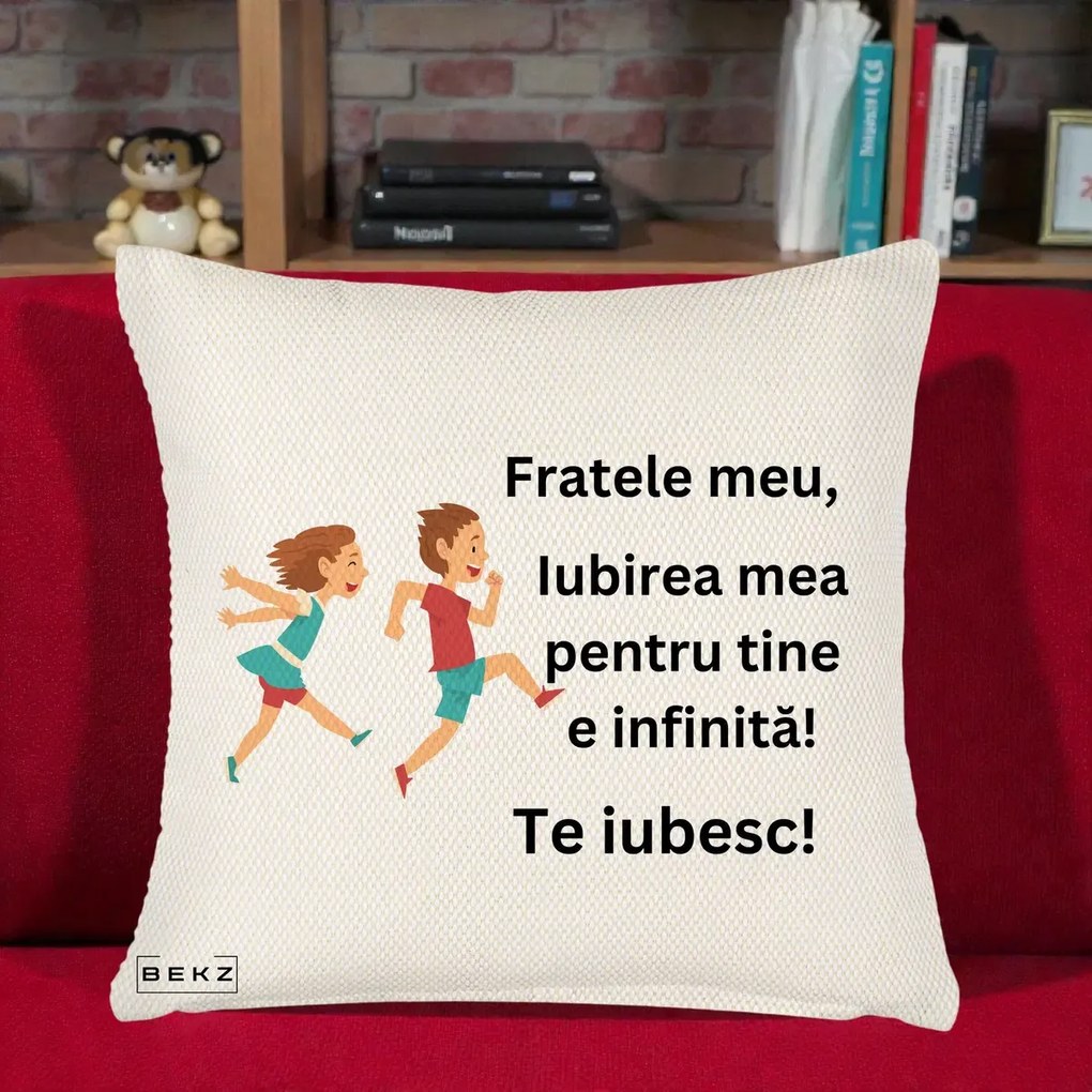 Cadou pentru Frate - Perna Personalizata Fratele Meu Te Iubesc Copii Alergand Colorat, 40x40 cm, Crem Reliefat, Husa Detasabila, Perna Inclusa, BEKZ®