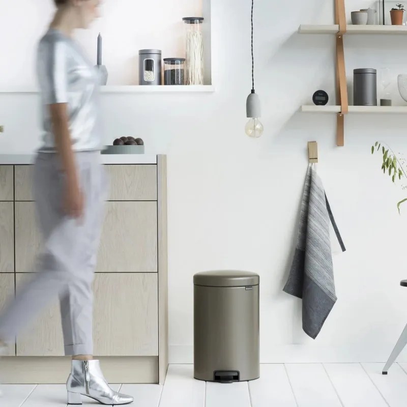Coș cu pedală Brabantia NewIcon 649042, 20 l, închidere lină, bază antiderapantă, gri