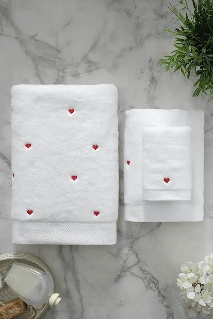 Prosop mic MICRO LOVE 30x50 cm Alb - inimioare lila / Lila Hearts