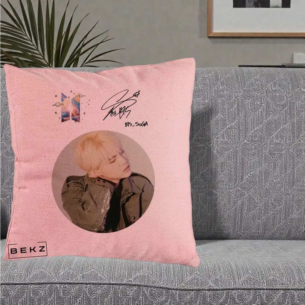 Perna Personalizata K-pop BTS Suga Portret cu Autograf, 40x40 cm, Roz, Husa Detasabila, Perna Inclusa, BEKZ®