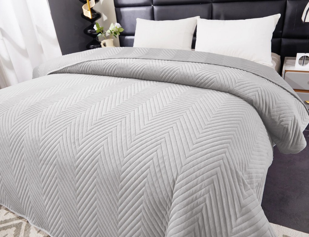 Cuvertur de pat din catifea gri deschis cu model ARROW VELVET Dimensiuni: 220 x 240 cm