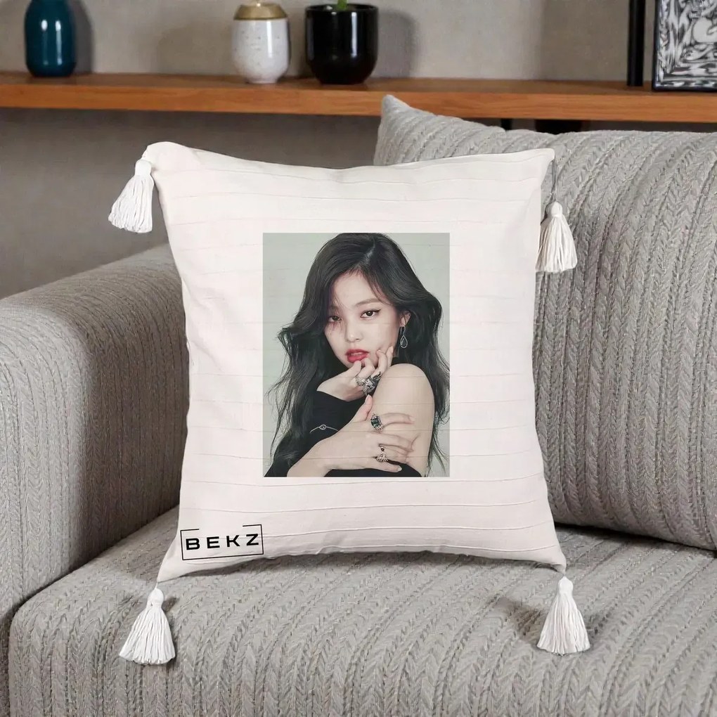 Perna Personalizata K-pop BLACKPINK Jennie Editorial Negru cu Inele, 40x40 cm, Bej cu Franjuri, Husa Detasabila, Perna Inclusa, BEKZ®