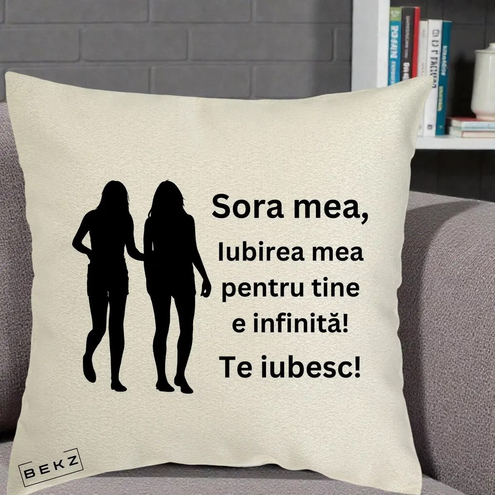 Cadou pentru Sora - Perna Personalizata Sora Mea Te Iubesc Siluete Negre Tinand Maini, 40x40 cm, Ecru, Husa Detasabila, Perna Inclusa, BEKZ®