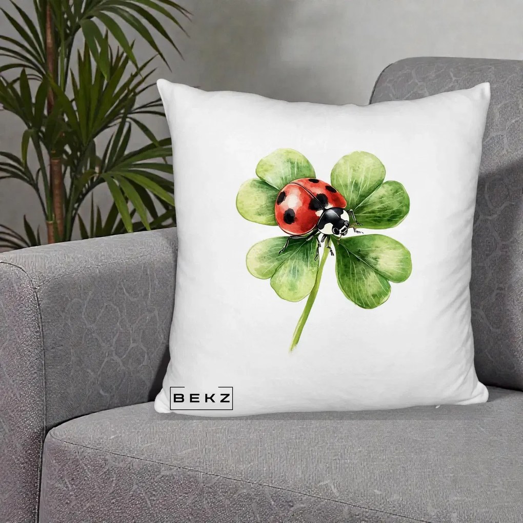 Perna Decorativa Buburuza Norocoasa pe Trifoi cu Patru Foi, 40x40 cm, Alb Pufos, Husa Detasabila, Perna Inclusa, BEKZ®