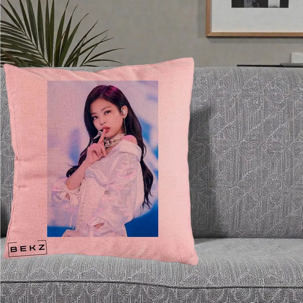 Perna Personalizata K-pop BLACKPINK Jennie Concert Alb cu Microfon, 40x40 cm, Roz, Husa Detasabila, Perna Inclusa, BEKZ®