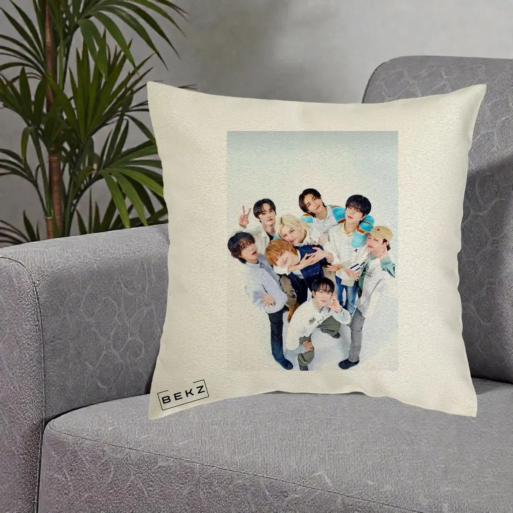 Perna Personalizata K-pop Stray Kids Foto Grup Bleu, 40x40 cm, Ecru, Husa Detasabila, Perna Inclusa, BEKZ®