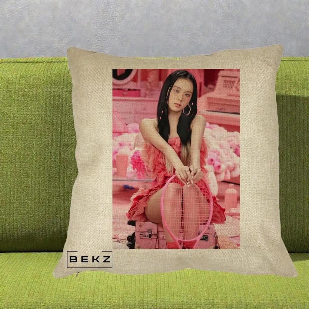 Perna Personalizata K-pop BLACKPINK Jisoo Pink Room, 40x40 cm, Crem, Husa Detasabila, Perna Inclusa, BEKZ®
