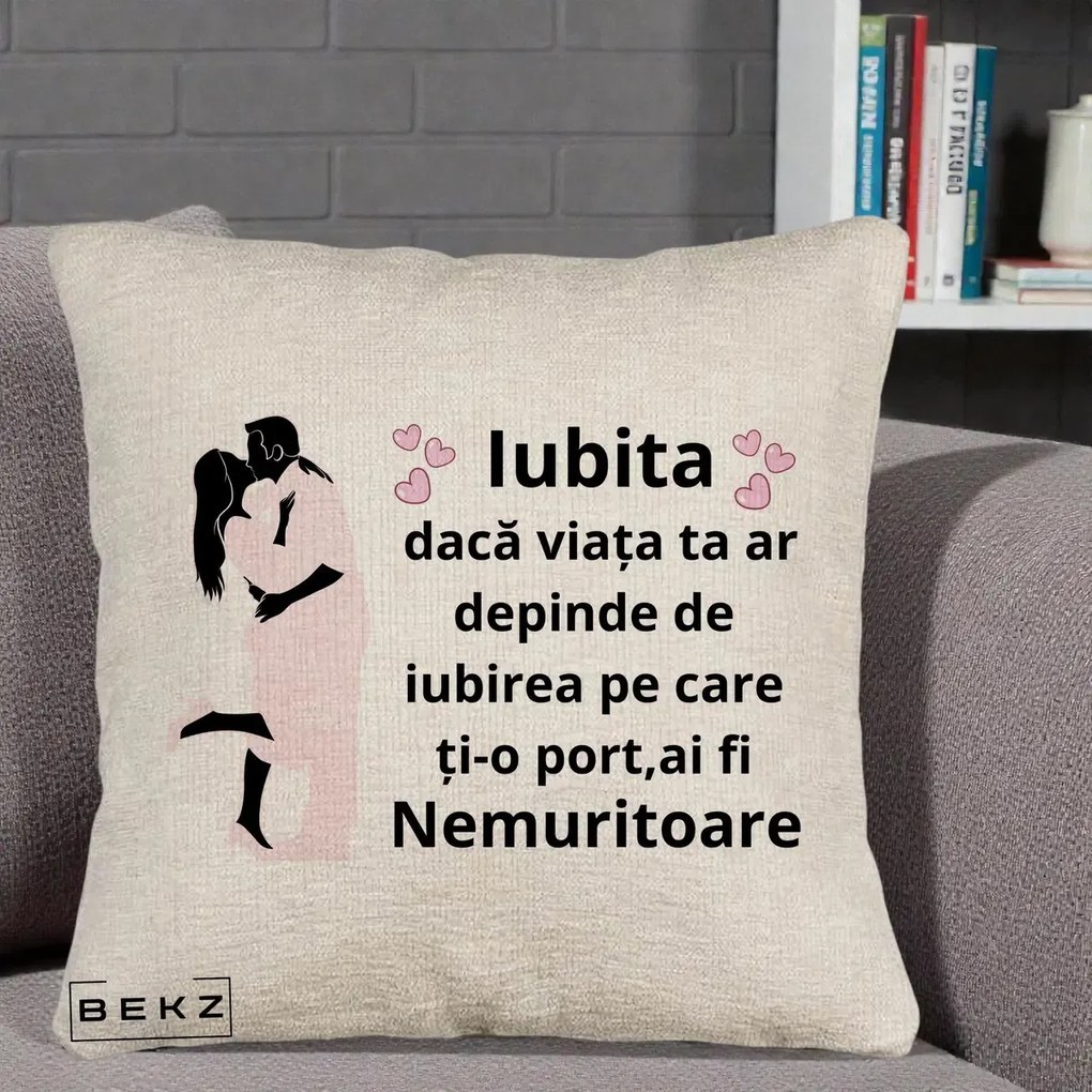 Cadou pentru Iubita - Perna Personalizata Iubita Nemuritoare cu Siluete de Cuplu, 40x40 cm, Bej Canapea, Husa Detasabila, Perna Inclusa, BEKZ®