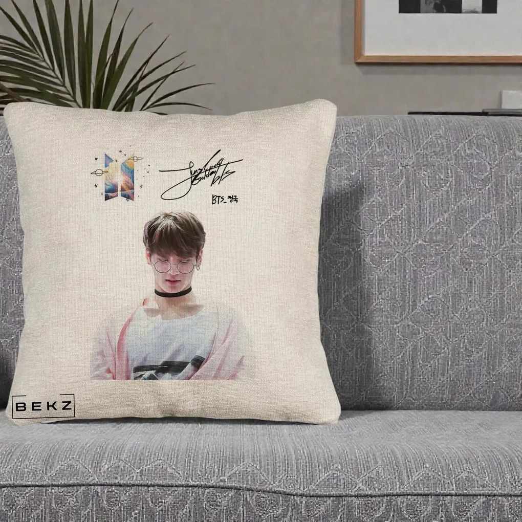 Perna Personalizata K-pop BTS Jungkook Portret cu Ochelari Autograf, 40x40 cm, Bej Canapea, Husa Detasabila, Perna Inclusa, BEKZ®