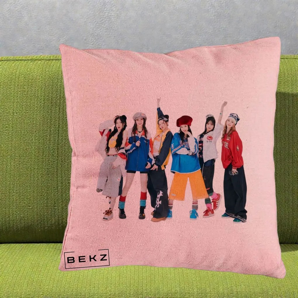 Perna Personalizata Grup K-pop Fete in Picioare Foto, 40x40 cm, Roz, Husa Detasabila, Perna Inclusa, BEKZ®