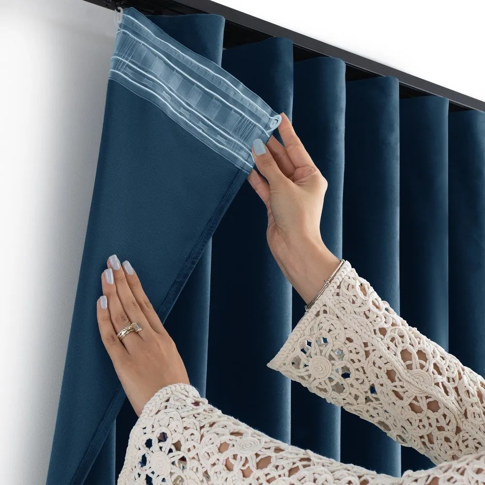 Draperie albastră dimout (semi-opacă) din catifea 140x175 cm Velto – Filumi