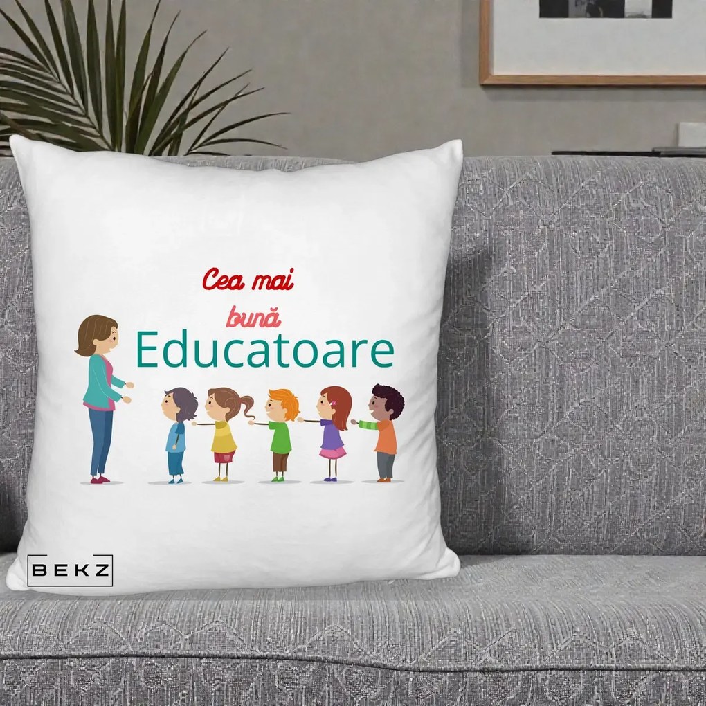 Cadou pentru Educatoare - Perna Personalizata Cea mai Buna Educatoare cu Ilustratie Copii si Educatoare, 40x40 cm, Alb Pufos, Husa Detasabila, Perna Inclusa, BEKZ®