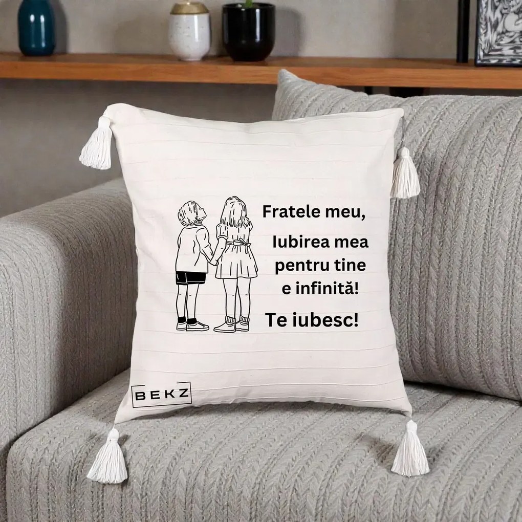 Cadou pentru Frate - Perna Personalizata Fratele Meu Te Iubesc Copii Tinand Maini Line Art, 40x40 cm, Bej cu Franjuri, Husa Detasabila, Perna Inclusa, BEKZ®