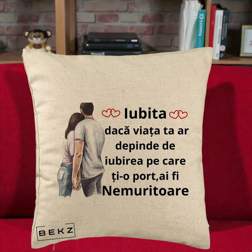 Cadou pentru Iubita - Perna Personalizata Iubita Nemuritoare cu Cuplu Acuarela Roz si Inimi, 40x40 cm, Bej, Husa Detasabila, Perna Inclusa, BEKZ®