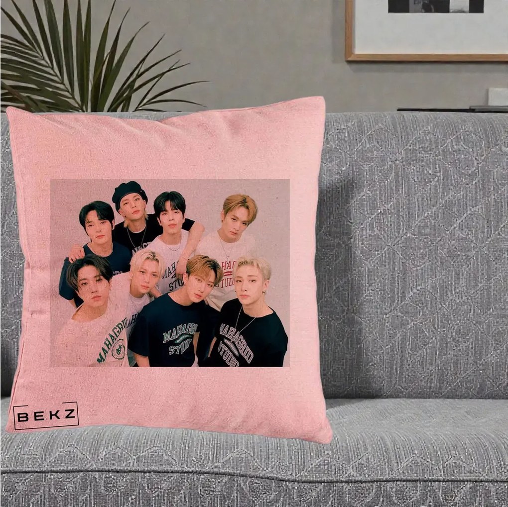 Perna Personalizata K-pop Stray Kids Foto Grup Text, 40x40 cm, Roz, Husa Detasabila, Perna Inclusa, BEKZ®