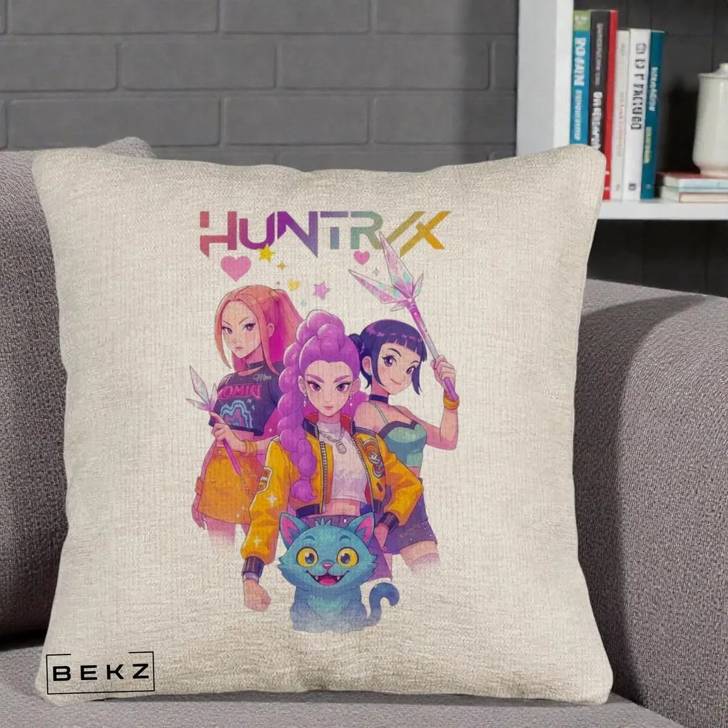 Perna Personalizata K-pop HUNTRX Trio Foto cu Pisica, 40x40 cm, Bej Canapea, Husa Detasabila, Perna Inclusa, BEKZ®