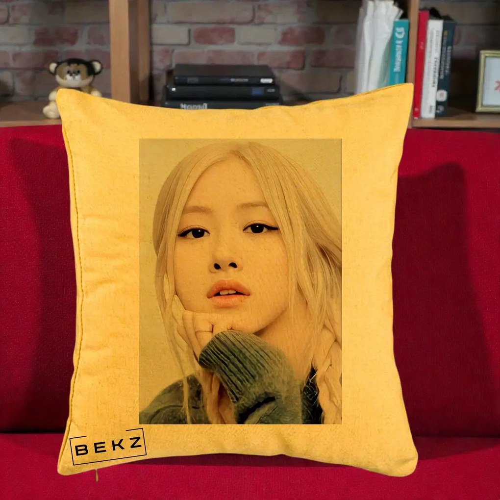 Perna Personalizata K-pop BLACKPINK Rose cu Jucarie de Plus, 40x40 cm, Galben, Husa Detasabila, Perna Inclusa, BEKZ®