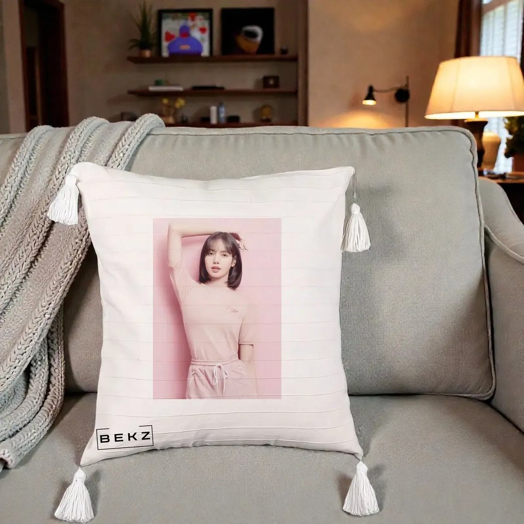 Perna Personalizata K-pop BLACKPINK Lisa Roz, 40x40 cm, Bej cu Franjuri, Husa Detasabila, Perna Inclusa, BEKZ®