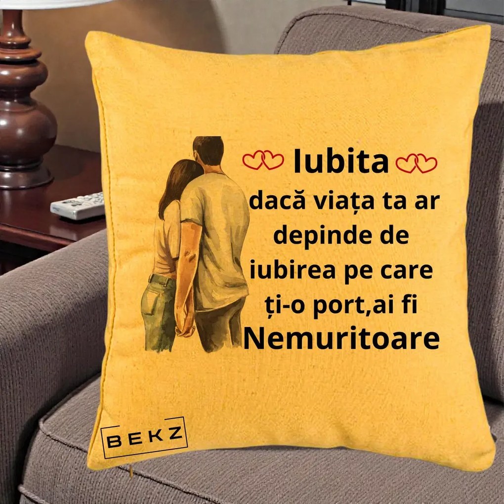 Cadou pentru Iubita - Perna Personalizata Iubita Nemuritoare cu Cuplu Acuarela Roz si Inimi, 40x40 cm, Galben, Husa Detasabila, Perna Inclusa, BEKZ®