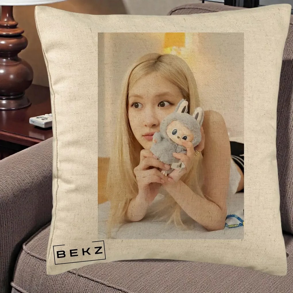Perna Personalizata K-pop BLACKPINK Rose cu Papusa Iepure, 40x40 cm, Bej, Husa Detasabila, Perna Inclusa, BEKZ®