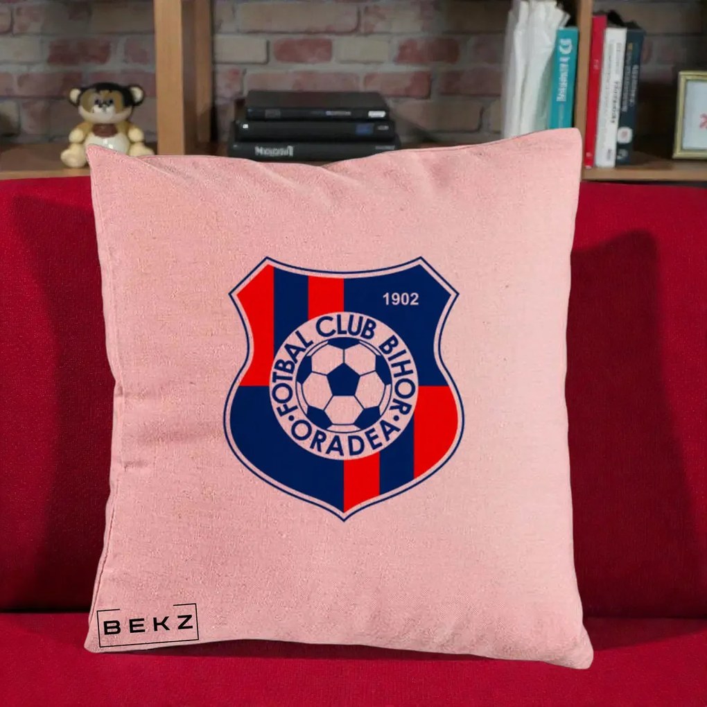 Perna Personalizata FC Bihor Oradea 1902 Fotbal, 40x40 cm, Roz, Husa Detasabila, Perna Inclusa, BEKZ®