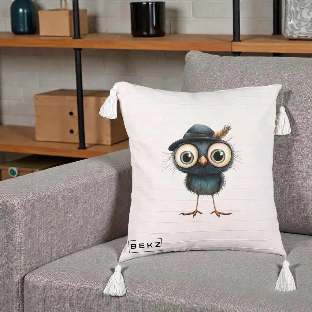 Perna Decorativa Pui Misterios cu Palarie Neagra, 40x40 cm, Bej cu Franjuri, Husa Detasabila, Perna Inclusa, BEKZ®