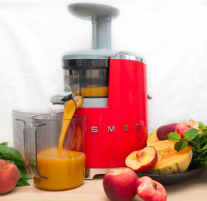 Storcător de fructe Smeg SJF01RDEU, 150 W, 500 ml, rotație inversă, recipient pentru resturi de 1,6 l, roșu