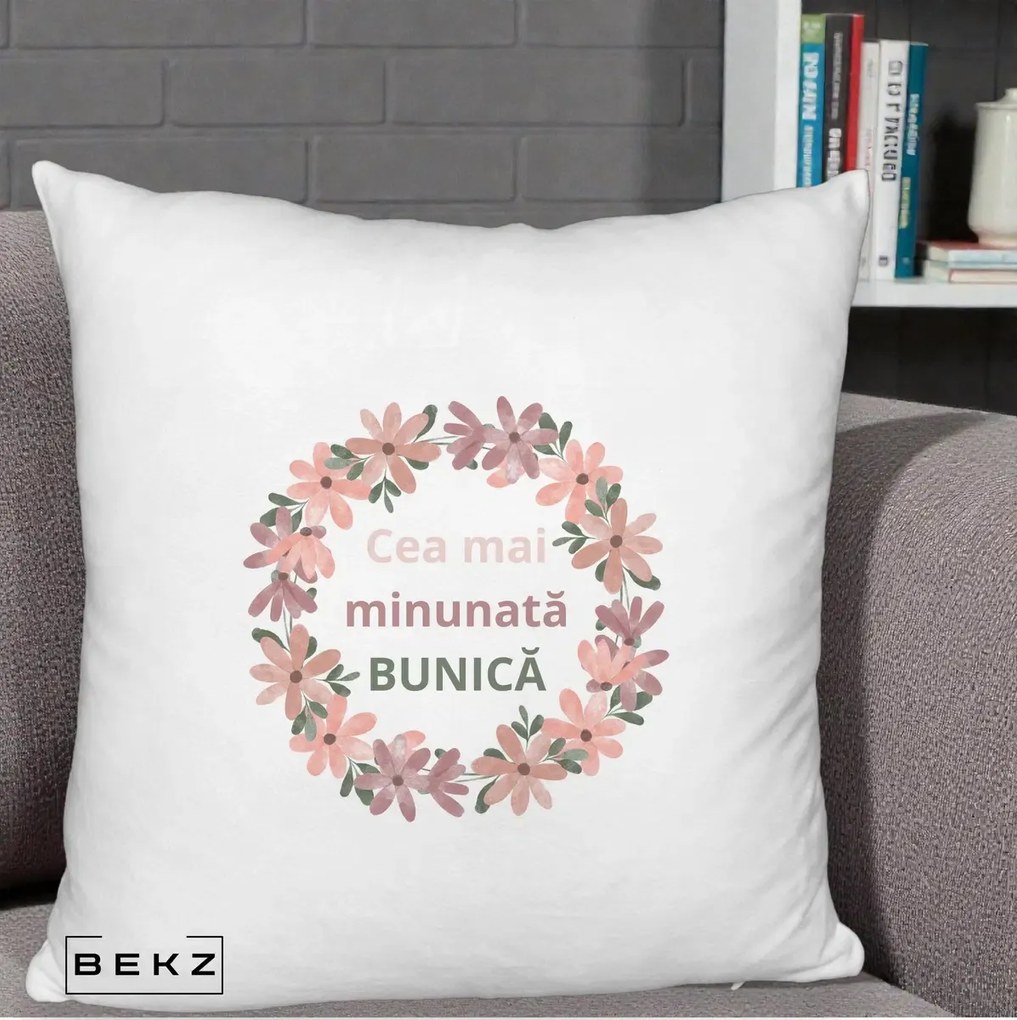 Cadou pentru Bunica - Perna Personalizata Cea Mai Minunata Bunica Coronita Flori Roz, 40x40 cm, Alb Pufos, Husa Detasabila, Perna Inclusa, BEKZ®