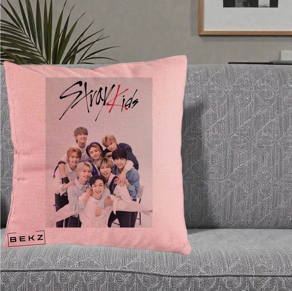 Perna Personalizata K-pop Stray Kids cu Foto Grup Alb-Albastru, 40x40 cm, Roz, Husa Detasabila, Perna Inclusa, BEKZ®