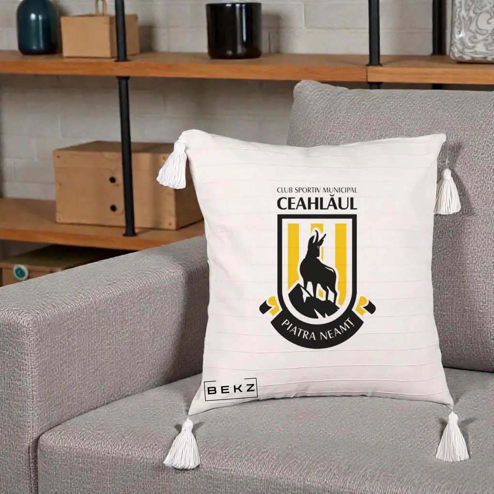 Perna Personalizata CSM Ceahlaul Piatra Neamt Fotbal, 40x40 cm, Bej cu Franjuri, Husa Detasabila, Perna Inclusa, BEKZ®
