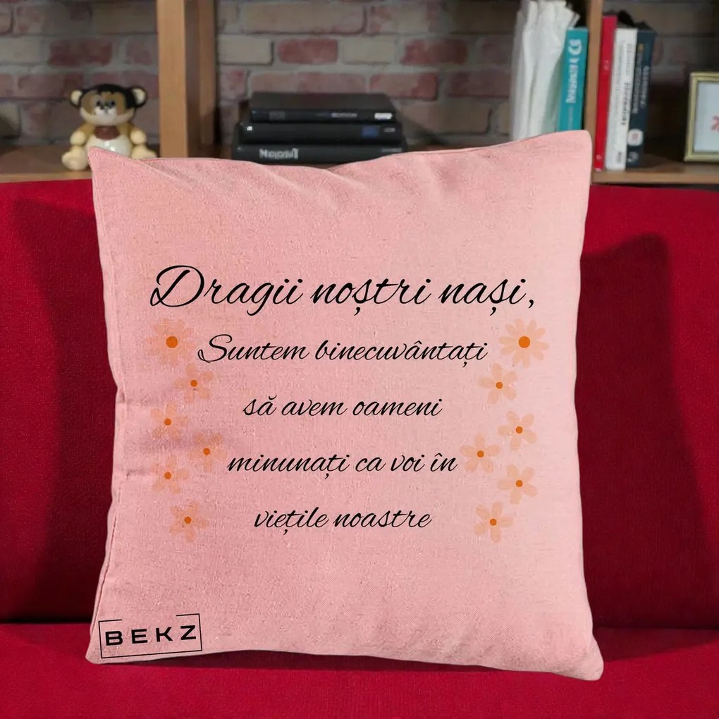 Cadou pentru Nasi - Perna Personalizata Dragii Nostri Nasi Suntem Binecuvantati cu Floricele, 40x40 cm, Roz, Husa Detasabila, Perna Inclusa, BEKZ®