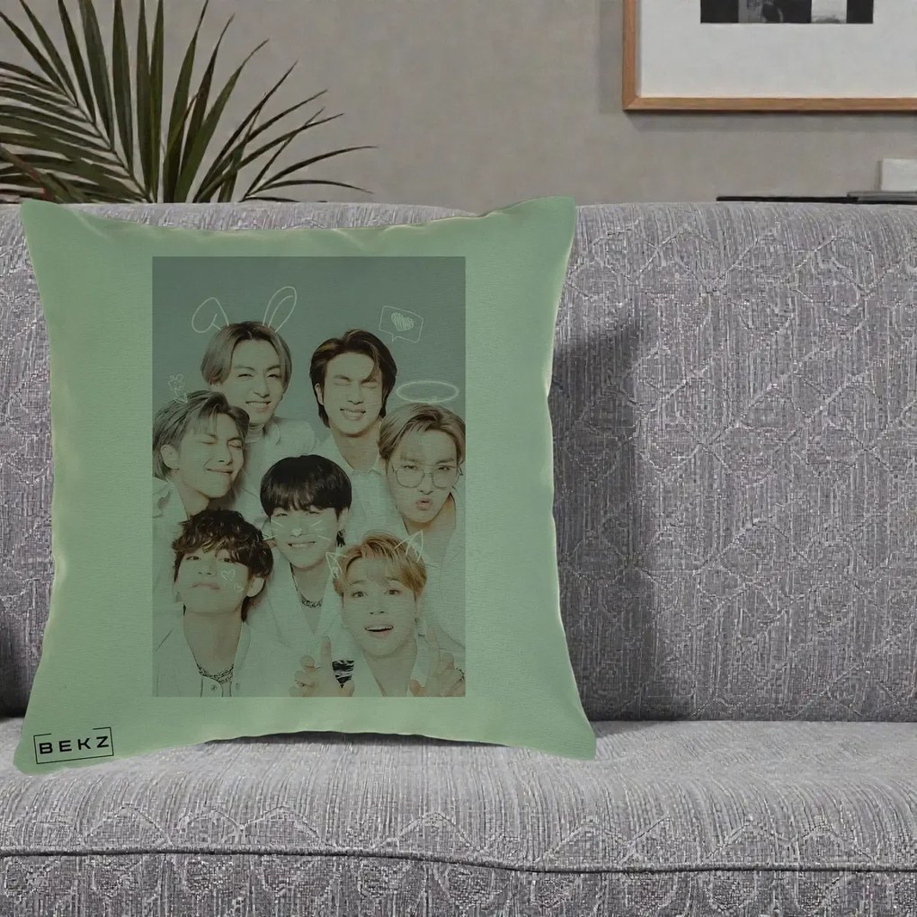 Perna Personalizata K-pop BTS Foto Grup Cute cu Animatii si 7 Membrii, 40x40 cm, Verde, Husa Detasabila, Perna Inclusa, BEKZ®
